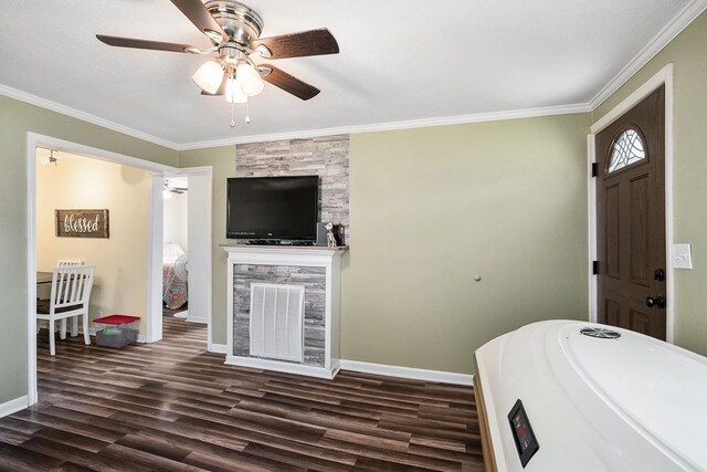 entryway featuring dark wood-style floors, a ceiling fan, and crown molding