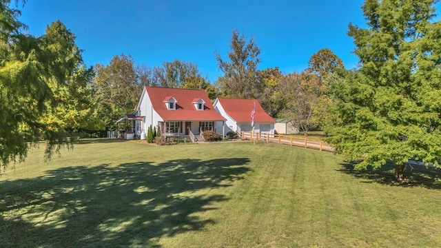 view of front of house featuring fence, a front lawn, and a porch