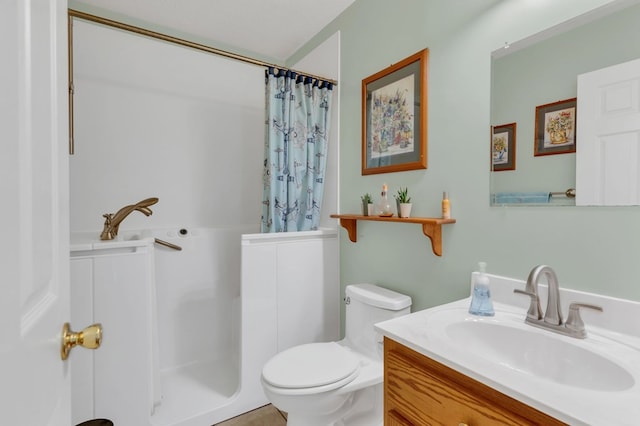 full bath featuring toilet, vanity, and a shower with curtain