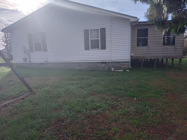 view of side of property featuring a lawn