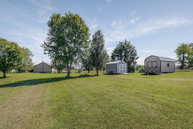 view of yard featuring an outdoor structure and a storage unit