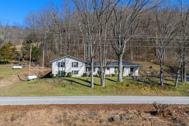 view of front of home featuring a front lawn