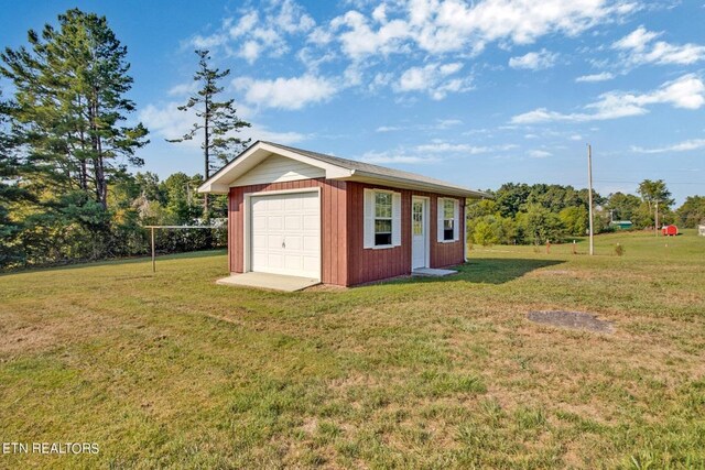 view of outdoor structure featuring an outbuilding and driveway