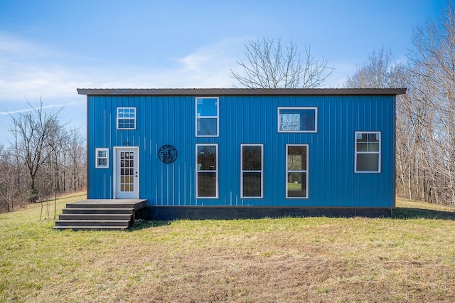 view of front of house featuring a front lawn