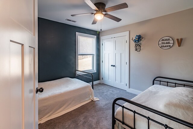 bedroom featuring visible vents, ceiling fan, baseboards, carpet, and a closet