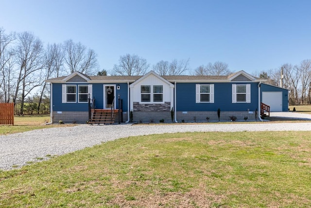 single story home featuring a front lawn, fence, and crawl space