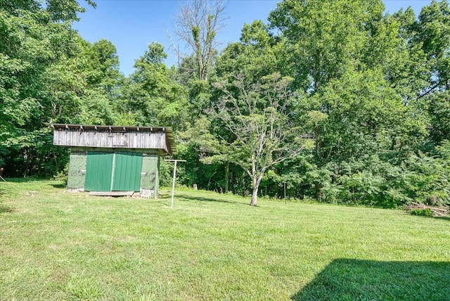 view of yard with an outbuilding and a shed