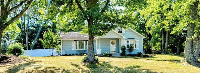 view of front of property featuring fence and a front lawn