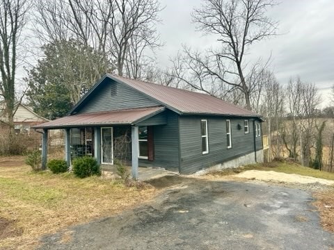 view of front of home featuring covered porch and driveway