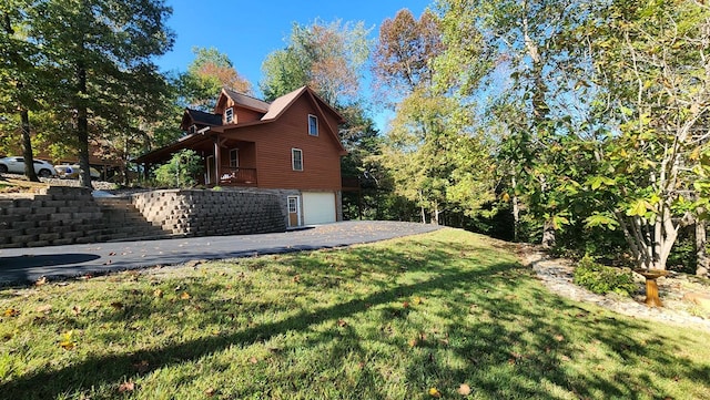 view of yard featuring a garage and driveway