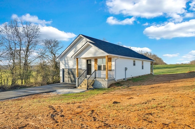 view of front of home featuring a garage, crawl space, driveway, and a front yard