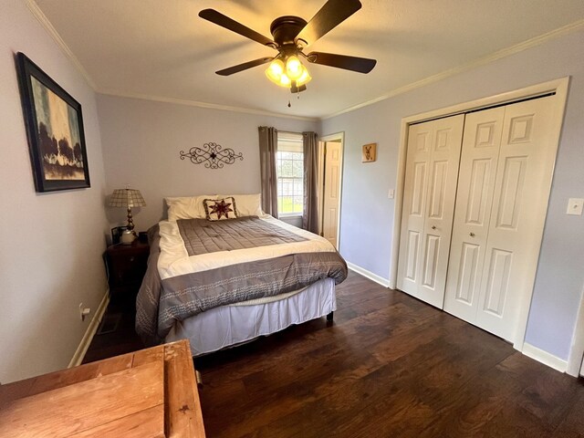 bedroom with ornamental molding, dark wood finished floors, baseboards, and ceiling fan