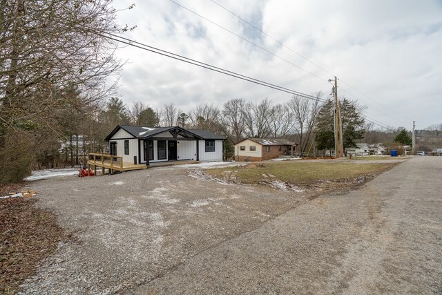 view of front of house with driveway