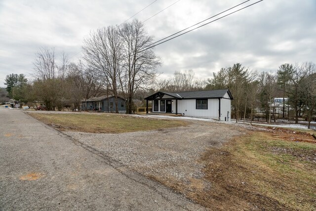 view of front of property with driveway and a front yard