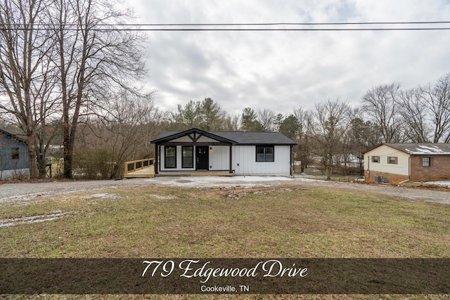 modern farmhouse featuring driveway, a porch, and a front lawn