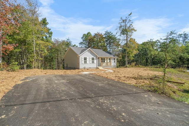 view of front facade featuring driveway