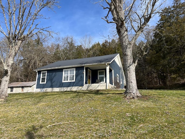 view of front of house featuring a front lawn