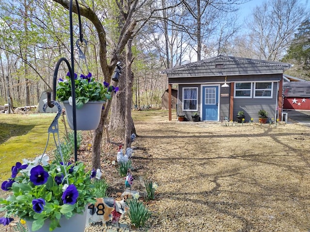 view of yard with an outdoor structure