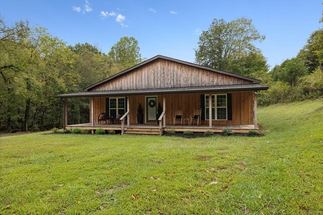 view of front of house featuring a porch and a front yard