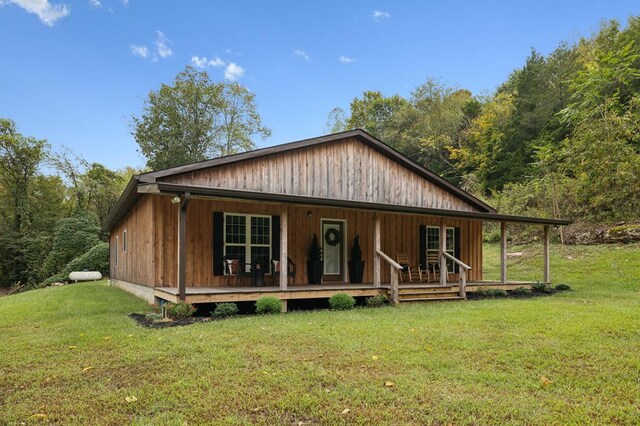 view of front of property with covered porch and a front lawn