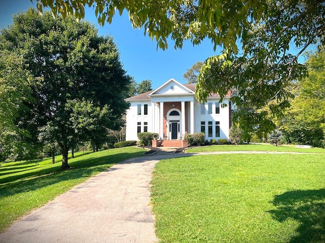 neoclassical / greek revival house featuring a front lawn