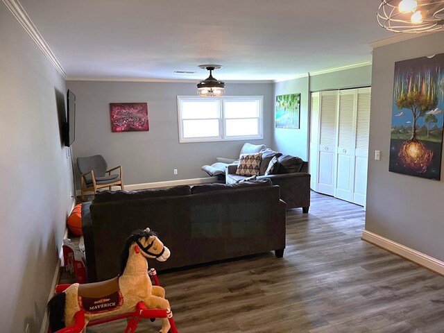 living room with baseboards, visible vents, ornamental molding, and dark wood-type flooring