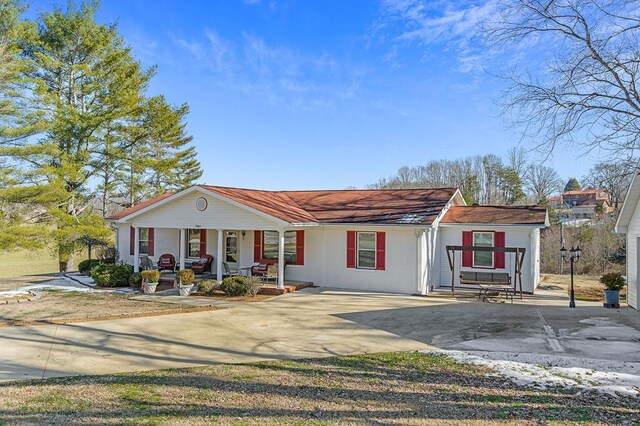 view of front facade featuring driveway and a porch