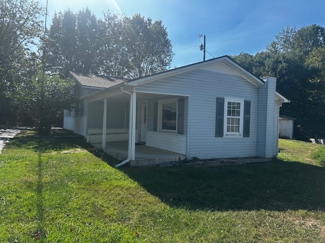 view of front facade featuring a front lawn