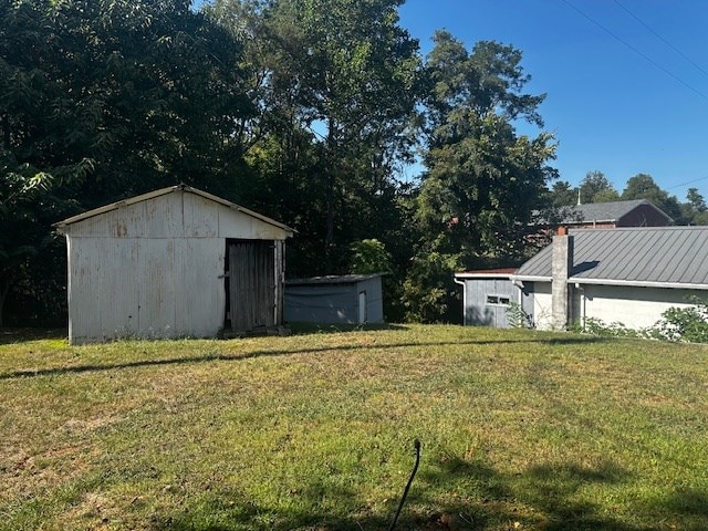 view of yard with an outdoor structure