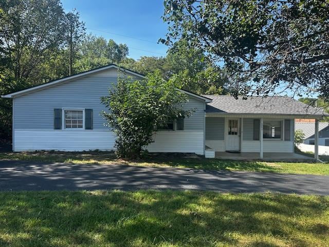 single story home featuring a front lawn and a porch