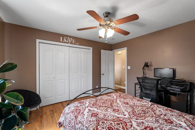 bedroom featuring ceiling fan, a closet, wood finished floors, and baseboards