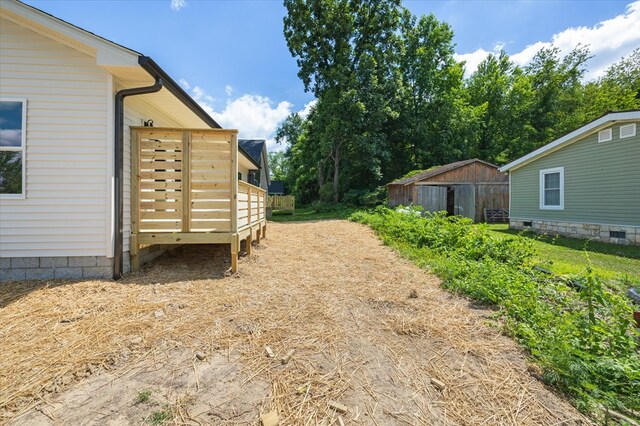 view of yard with an outdoor structure