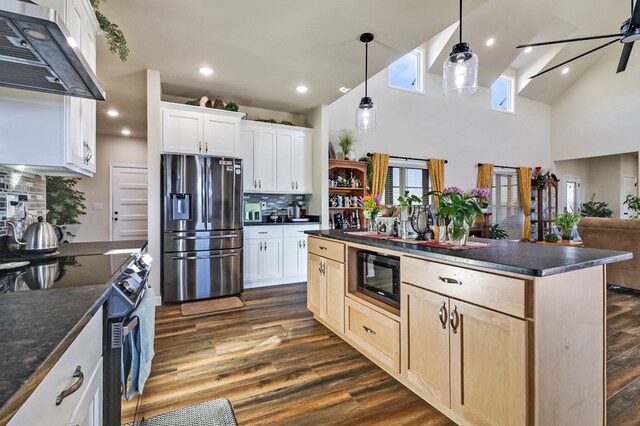 unfurnished room featuring ceiling fan, dark wood-type flooring, and baseboards