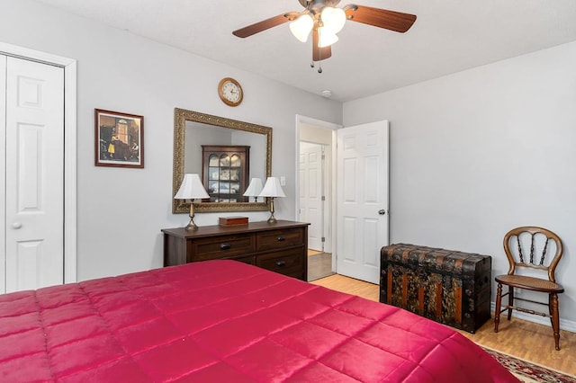 bedroom featuring light wood-style floors, baseboards, and a ceiling fan