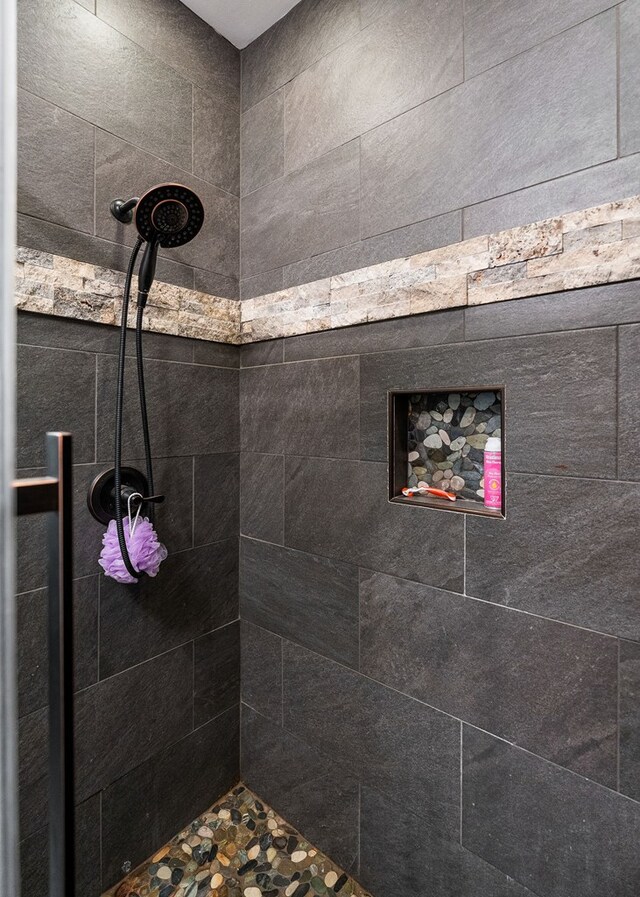 bathroom featuring tiled shower