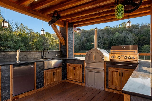 view of patio with a ceiling fan, area for grilling, a sink, and an outdoor kitchen