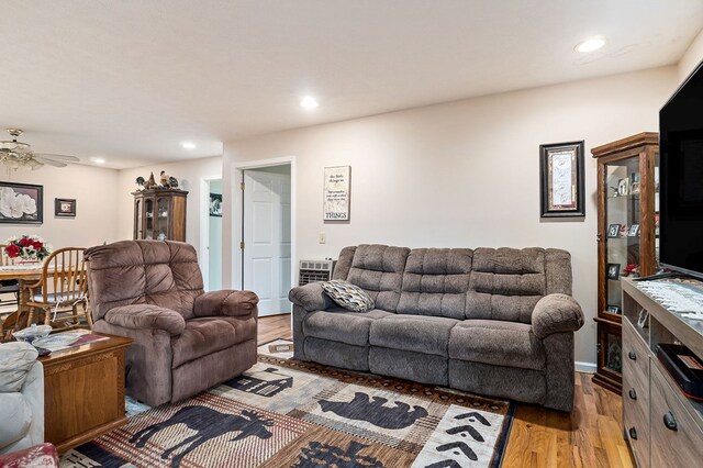 living room with light wood-style flooring, ceiling fan, and recessed lighting