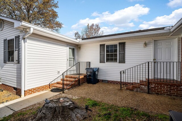 property entrance with crawl space