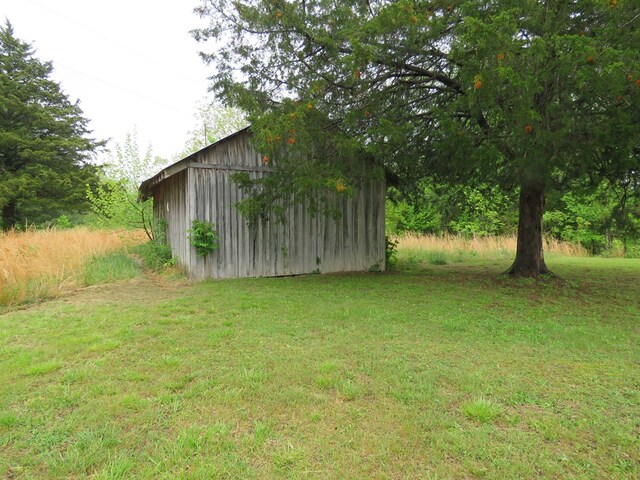 view of yard featuring an outbuilding