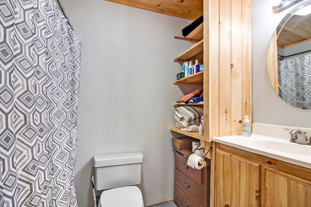 full bath featuring toilet, curtained shower, and vanity