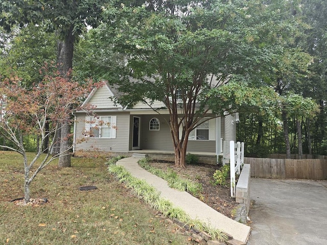 view of front of house featuring fence