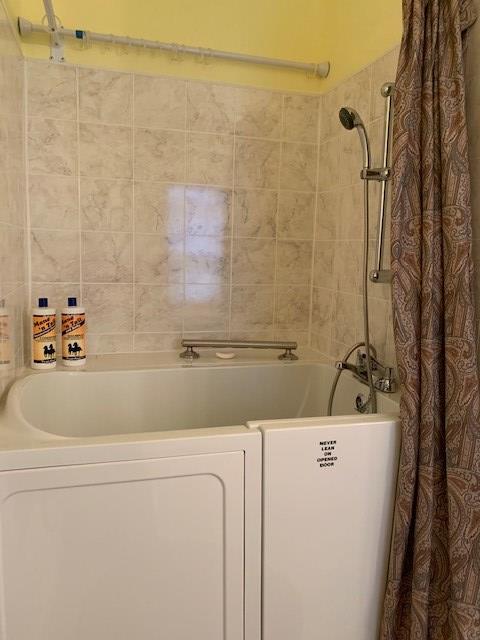 full bathroom featuring shower / bathtub combination with curtain