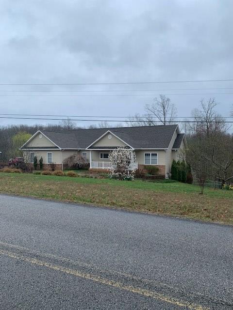 view of front of house with a front lawn