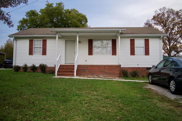 view of front of house featuring entry steps, crawl space, and a front lawn