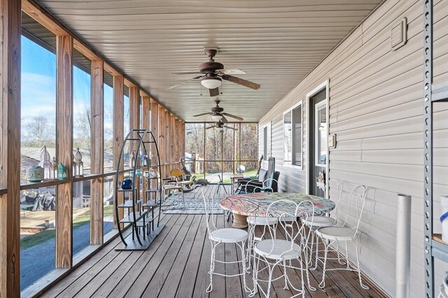 sunroom / solarium featuring a ceiling fan