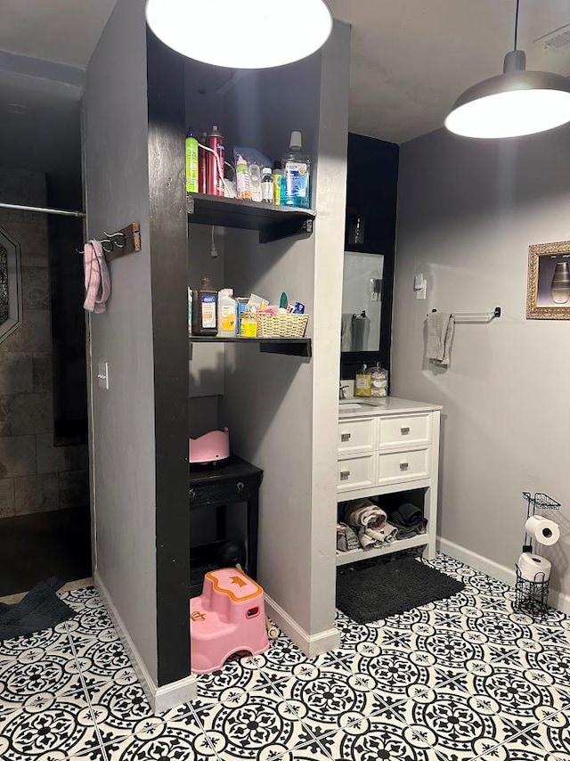 full bath featuring visible vents and baseboards