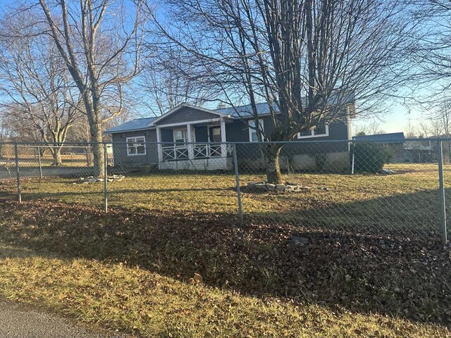 view of front facade featuring a front lawn and a fenced front yard