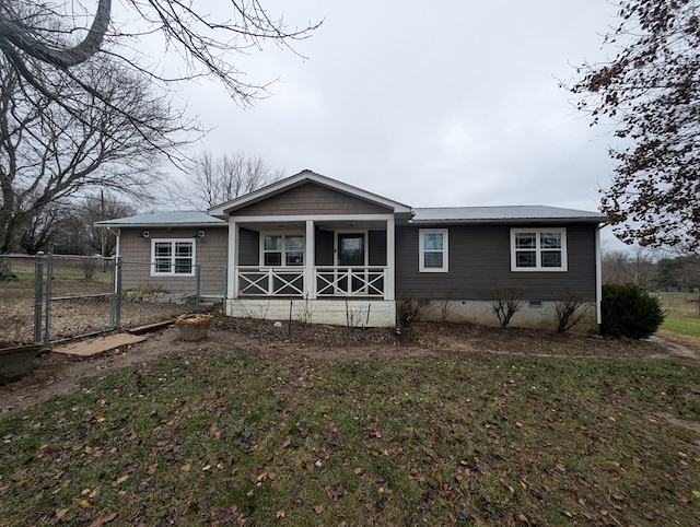 view of front of home featuring a porch, crawl space, fence, and a front lawn