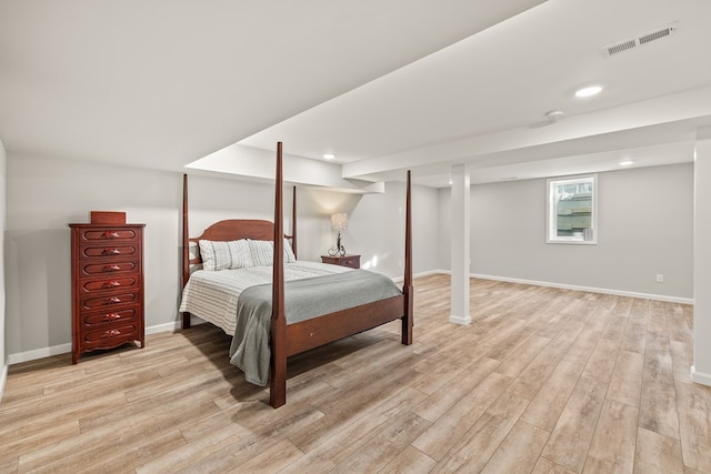 bedroom featuring light wood-style flooring, recessed lighting, visible vents, and baseboards