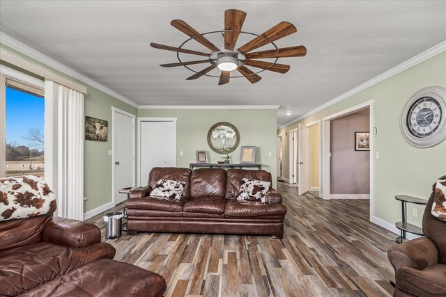 living area featuring dark wood-style floors, ornamental molding, a ceiling fan, and baseboards